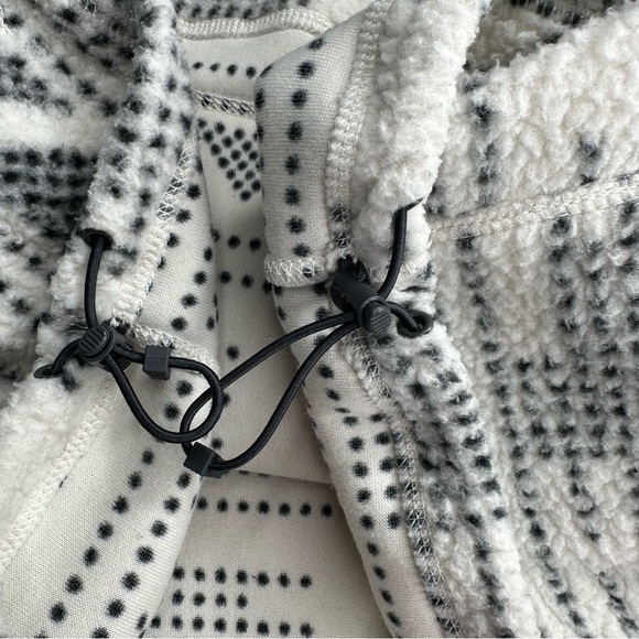 Carhartt Women’s Relaxed Fit Fleece Pullover. Size XL (16-18) - Picture 8 of 11